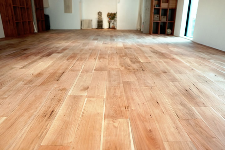 床の仕上げは自然素材の未晒し蜜ロウワックスを使用